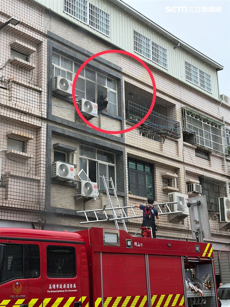 三樓何姓男租客火災時靠窗呼救。(圖/翻攝畫面)