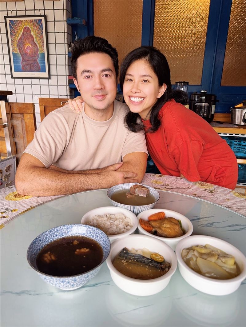 班傑跟老婆很恩愛。(圖／年代提供）