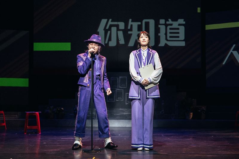 曾珮瑜(右)與叉燒在《都更男女》演出精彩。(圖/金星文創提供)