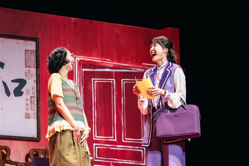 曾珮瑜(右)與王意萱在《都更男女》演出精彩。(圖/金星文創提供)