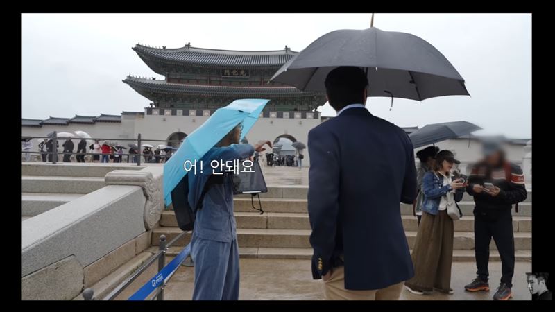 始源在參觀途中發現一名外國遊客抽菸，隨即上前勸阻。（圖／翻攝自최시원 Siwon Choi）