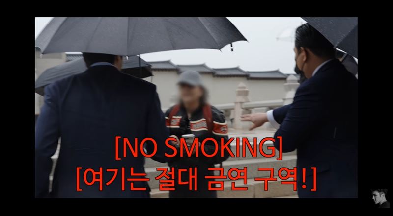 始源在參觀途中發現一名外國遊客抽菸，隨即上前勸阻。（圖／翻攝自최시원 Siwon Choi）