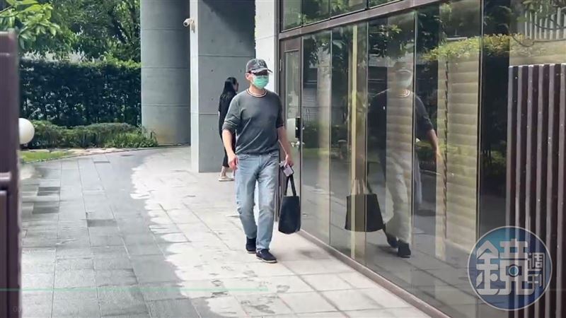 趙建銘「包緊緊」現身　見媒體快閃進診所