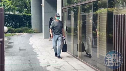 趙建銘「包緊緊」現身　見媒體快閃進診所