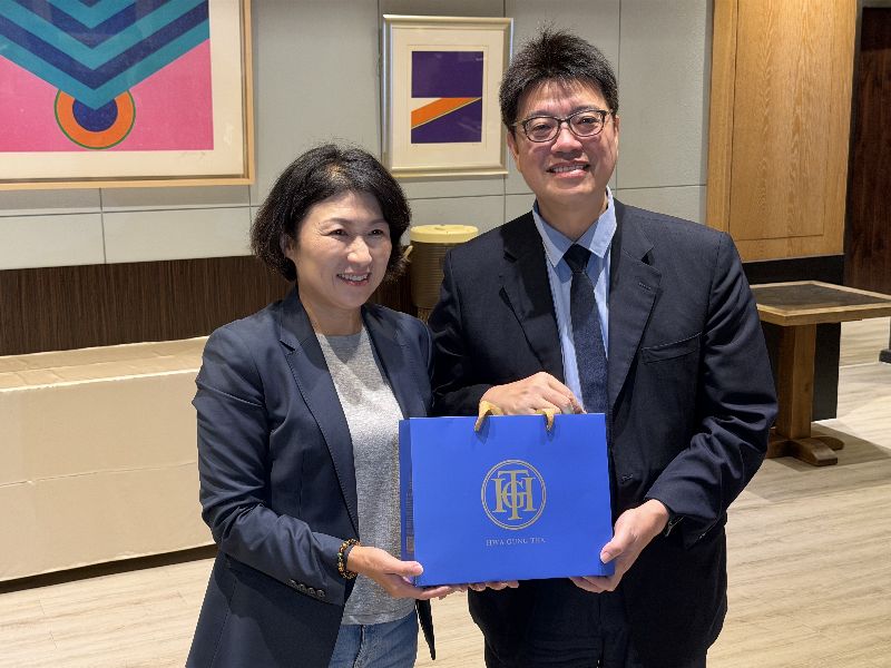 台東縣長饒慶鈴透過預錄影片方式現身海峽論壇引爭議。陸委會主委邱垂正(右)21日和饒慶鈴(左)出席座談表示,饒慶鈴沒有政治性發言,談的是農民生計,「饒慶鈴受委屈了」。(圖/中央社)