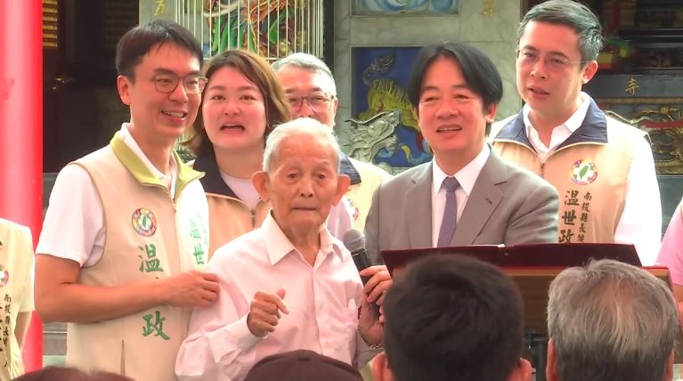 賴清德與温世政赴「內轆慶福寺」參香祈福,與102歲人瑞親切互動(圖/翻攝畫面)