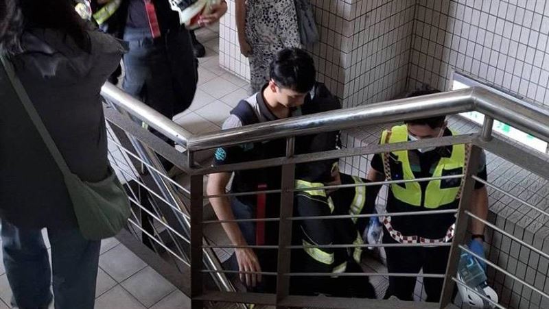 彰化女子搭乘立體停車場電梯時，突然發生故障，被困在電梯、卡在2樓與3樓之間，所幸消防派員搶救脫困。（圖／翻攝畫面）