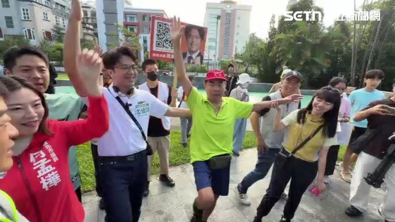 民進黨台北市長參選人沈伯洋清晨六點前往碧湖公園展開掃街行程,搶攻上班族與晨運選票