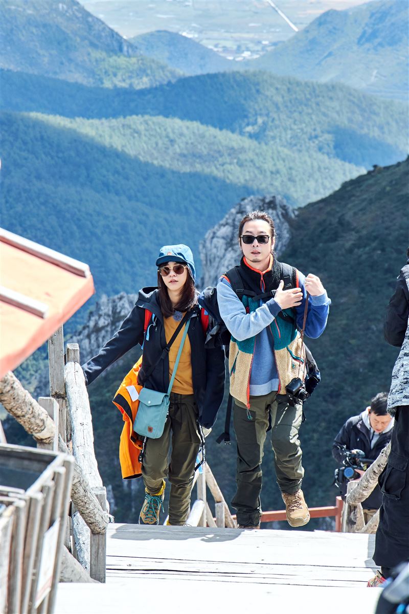 陳意涵(左)與老公許富翔赴香格里拉旅遊。(圖/虎鐵健身 X 器械皮拉提斯提供)