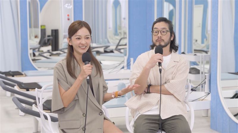 陳意涵(左)與老公許富翔上PODCAST節目。(圖/虎鐵健身 X 器械皮拉提斯提供)