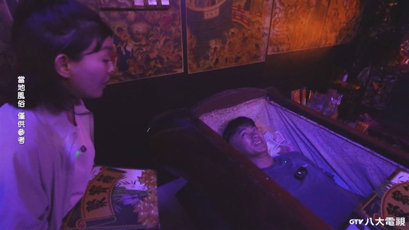 躺棺材求改運　男星當場蓋棺儀容震撼曝光