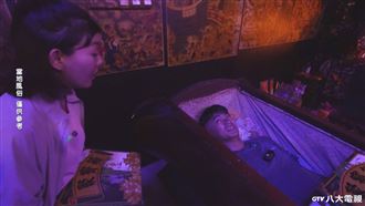 躺棺材求改運　男星當場蓋棺儀容震撼曝光