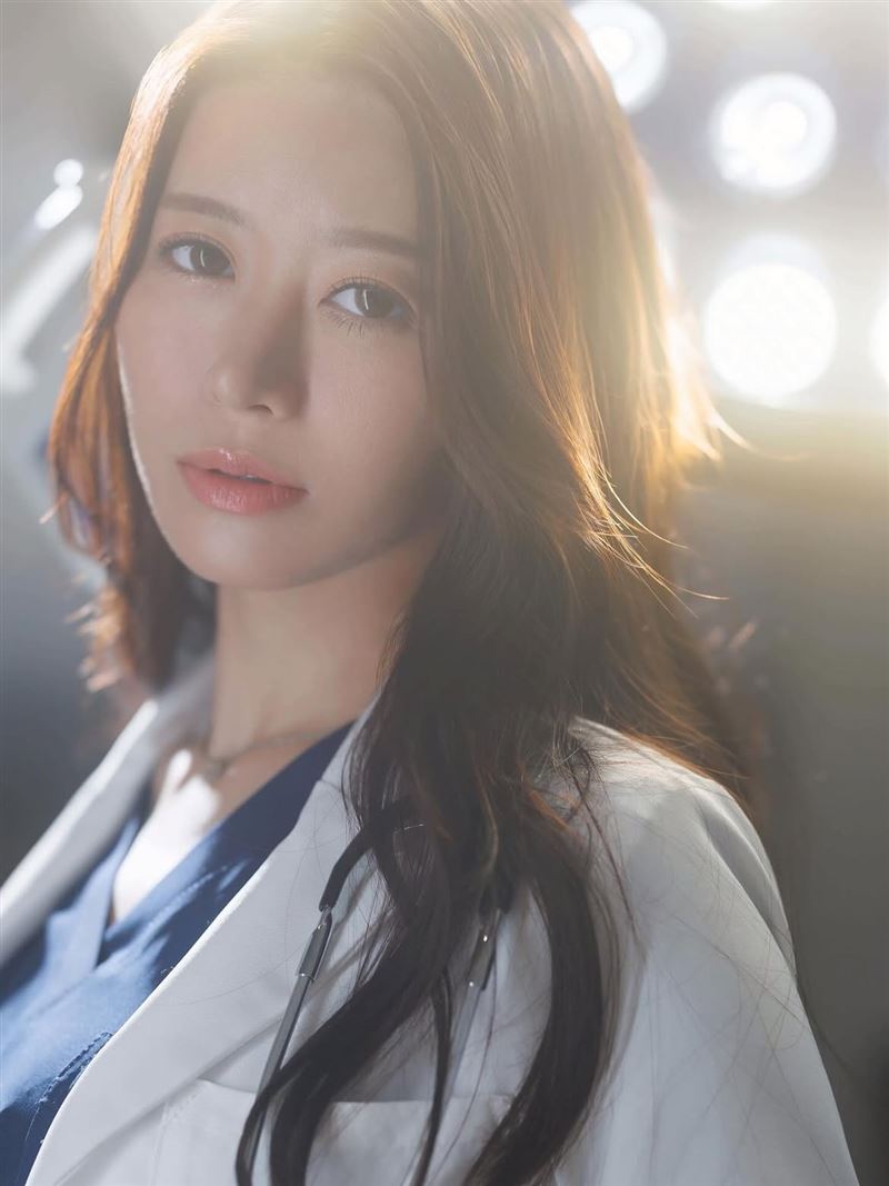 日本人氣女優篠原伊代外型豔麗,出道2年已累積不少死忠粉絲。(圖/翻攝自IG @iyo_shinohara)