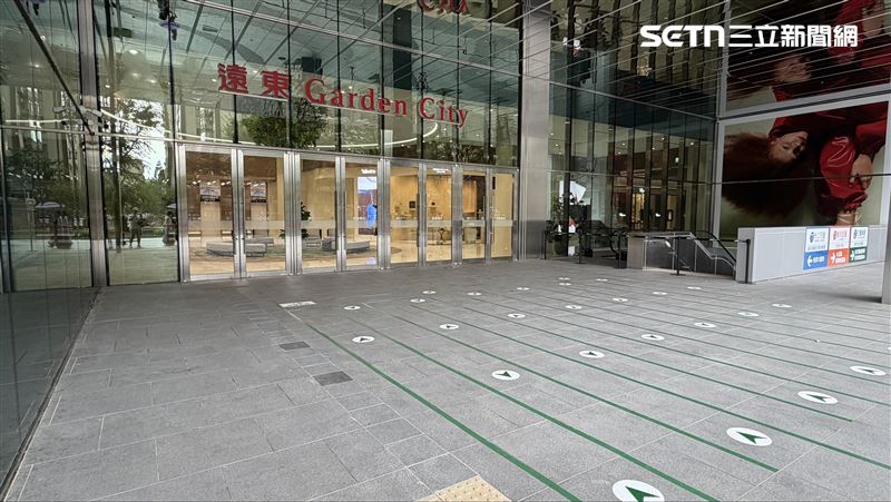 大巨蛋商場棟「莫內花園」出入口已劃好排隊動線。(圖/記者賴俊佑攝影)