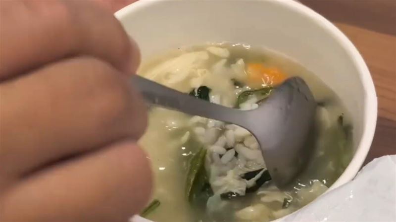台東池上鄉農會推出的「湯泡飯-菠菜芙蓉」,被網友挖出裡面的湯塊包竟然是「中國製造」。(圖/翻攝畫面)