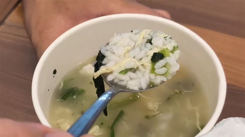 台東池上鄉農會推出的「湯泡飯-菠菜芙蓉」,被網友挖出裡面的湯塊包竟然是「中國製造」。(圖/翻攝畫面)