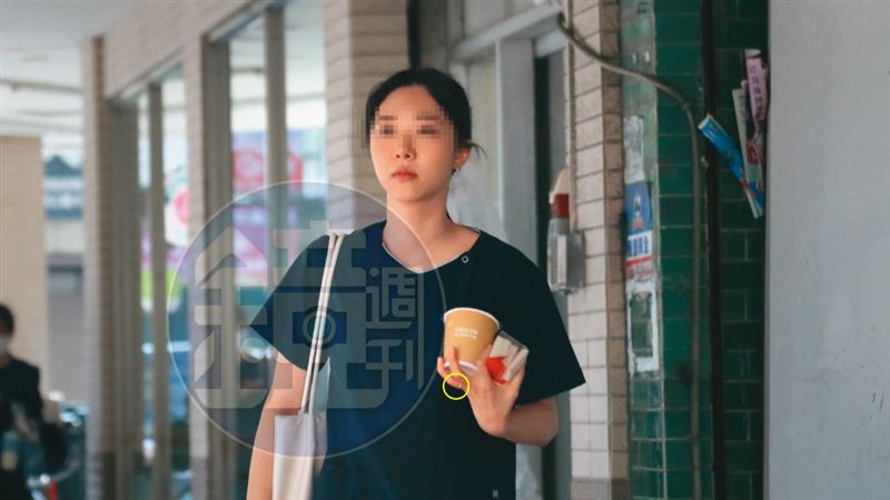 許芊芊遭陳幸妤點名介入婚姻,她如今已嫁作人婦,手上還有婚戒(黃圈處)