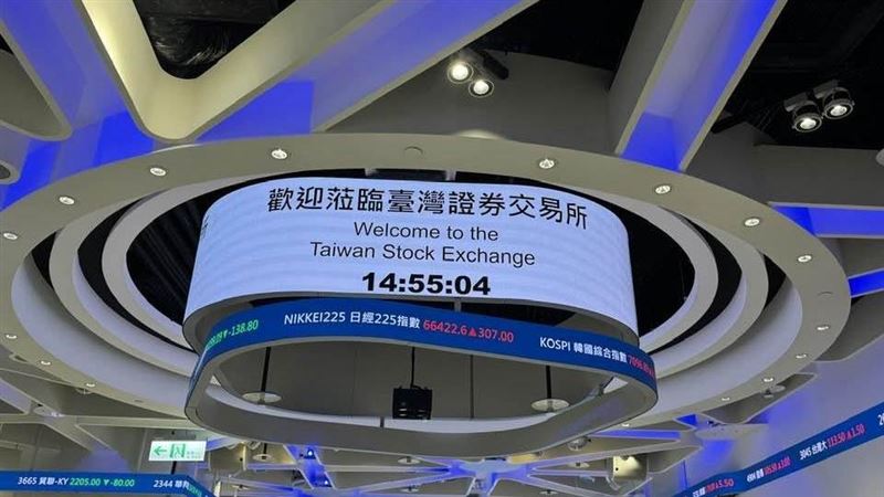 巨大(9921)於今(21)日17時00分,於證交所3樓記者室(視訊)召開重訊記者會,由李書耕發言人說明董事會重大決議事宜。(圖/記者師瑞德攝影)