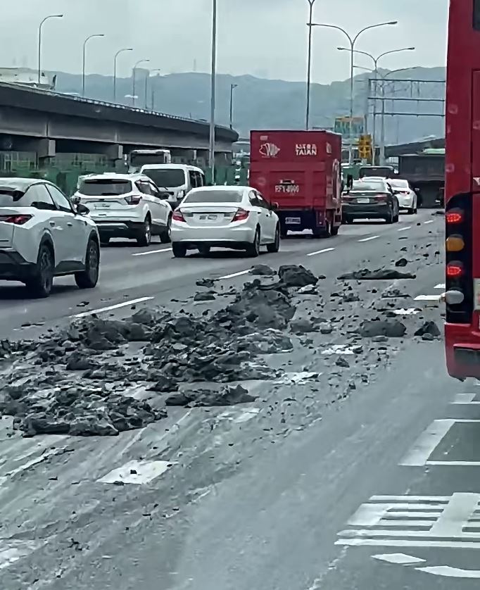 石車疑未將車斗覆蓋妥當,導致大量泥土掉落長達50公尺。(圖/翻攝自臉書)
