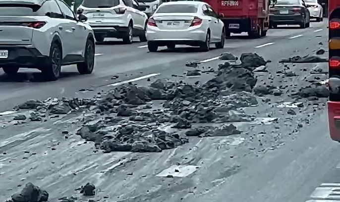 砂石車國道上拉肚子?廢土沿路狂撒50公尺
