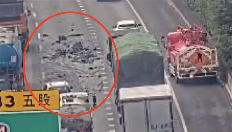 砂石車疑因未將車斗內的廢土嚴密覆蓋,導致大量泥土掉落。(圖/翻攝自臉書)