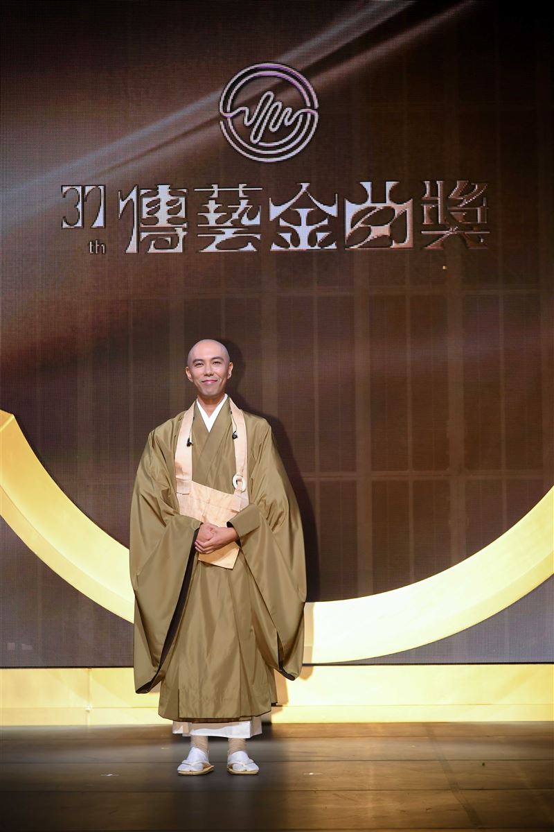 藥師寺寬邦被封為「最帥和尚」。(圖/三立提供)