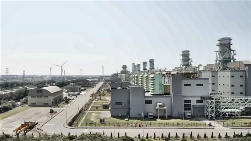 桃園大潭發電廠。能源供應是台灣全社會防衛韌性的關鍵環節之一,戰時發電能力、燃料供應與備援系統能否維持運作,都需要事前進行情境盤點與壓力測試。(圖/三立新聞台資料照片)