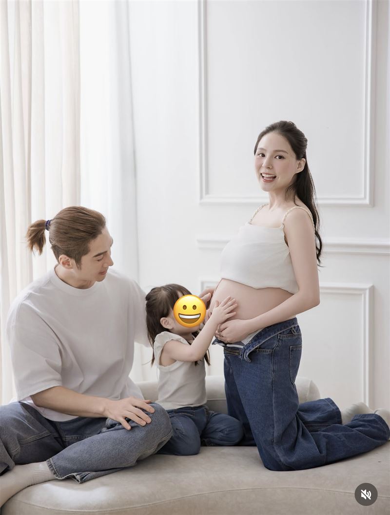 熊熊全家人同框拍孕婦寫真。(圖/翻攝自IG)