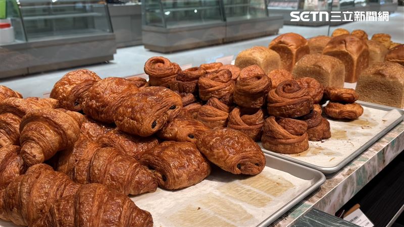 PUREBREAD Bakery供應多款酸種麵包、現烤可頌、吐司。（圖／PUREBREAD Bakery提供)