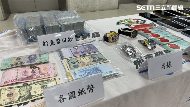 警方搗破張男為首的地下匯兌集團,並查扣各國錢幣、名錶及特斯拉等證物。(圖/翻攝畫面)