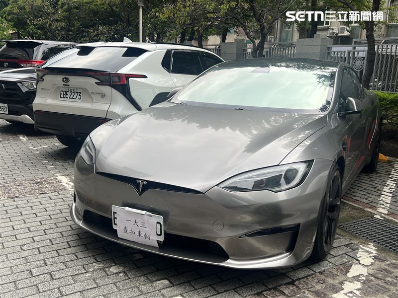 警方搗破張男為首的地下匯兌集團,並查扣各國錢幣、名錶及特斯拉等證物。(圖/翻攝畫面)