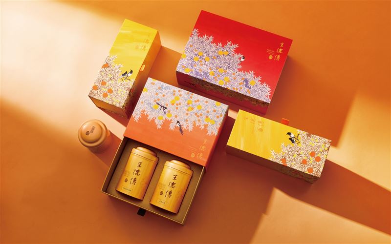 王德傳延續丙午年度「光」的品牌主題,本次推出多款搭配禮盒系列,最低價格自新台幣980元起,即日起於各店面販售。(圖/品牌業者提供)