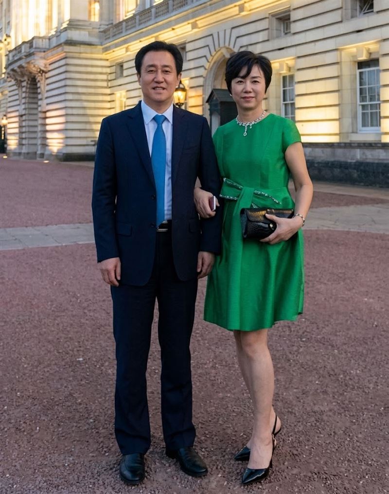 許家印的前妻丁玉梅「技術性離婚」,並將至少約新台幣 2,370 億元轉移至海外,目前於英國倫敦豪宅避世。(圖/翻攝自微博)