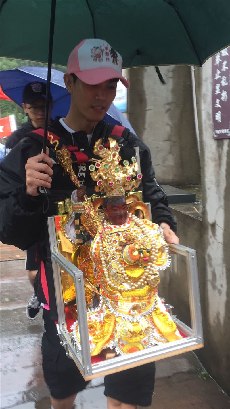 兆群與宗教有著奇妙緣分,還曾扛神像遠赴四川6天5夜。(圖/拾光飛翔娛樂提供)