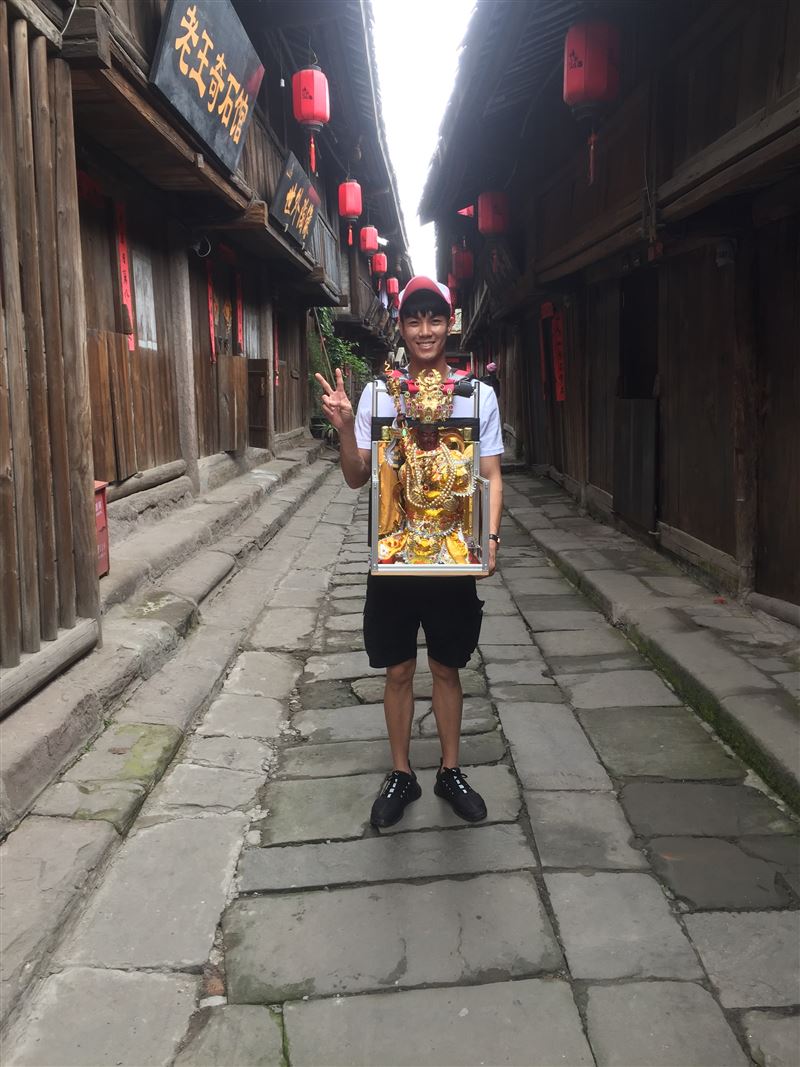 兆群與宗教有著奇妙緣分,還曾扛神像遠赴四川6天5夜。(圖/拾光飛翔娛樂提供)