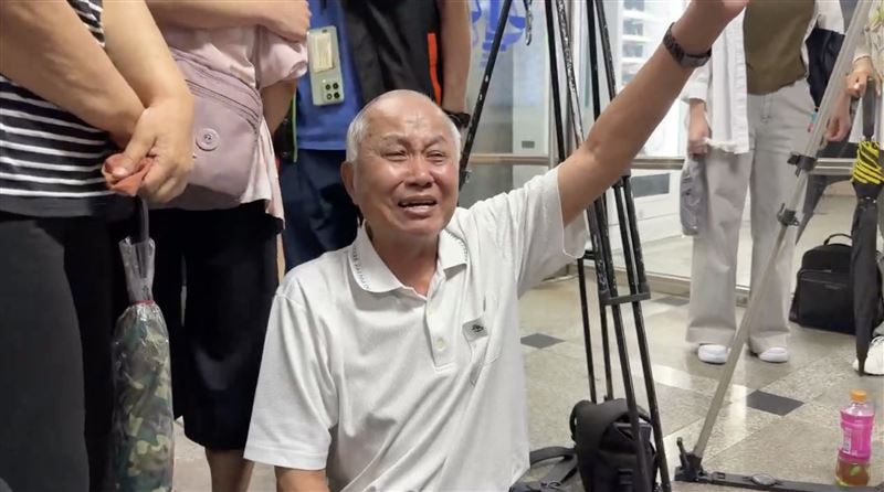 2名死者父親痛哭表示,自己要以絕食抗議法官的判決。(圖/翻攝畫面)