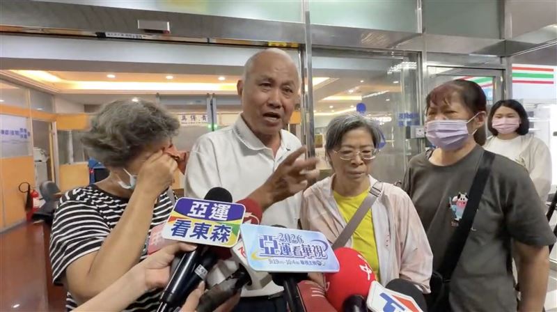 死者父母、親友得知謝文雄逃過死刑時,當庭崩潰嚎哭痛罵「司法已死」。(圖/翻攝畫面)