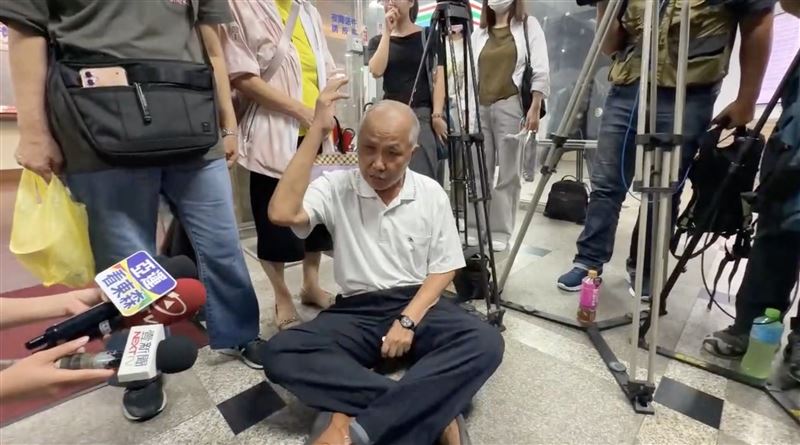 謝文雄50秒當街砍殺2女竟逃死判無期!老父張龍乾控訴:難道要殺3人才判死?(圖/翻攝畫面)