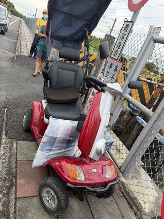 老翁駕駛的四輪電動輔助車因不明原因卡在平交道。(圖/翻攝畫面)