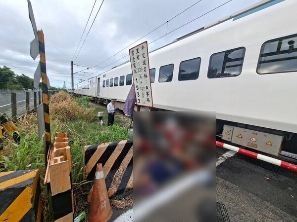 老翁駕駛四輪電動輔助車卡在鐵軌上無法通過,導致新自強號煞車不及撞上。(圖/翻攝畫面)