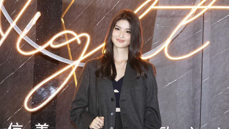孫芸芸愛女首現身 她深V中空亮相超害羞