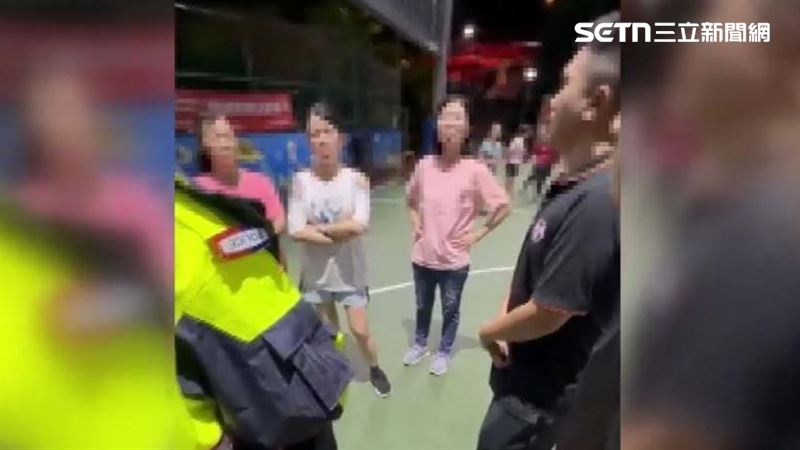 新北市鶯歌區有里民為了球場使用權爆發激烈口角,警方與里長到場了解