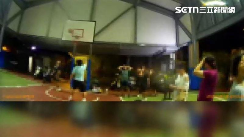 婆媽們說每周一到周五晚間7點到8點這段時間,是里長答應他們可以使用場地來跳舞的時間