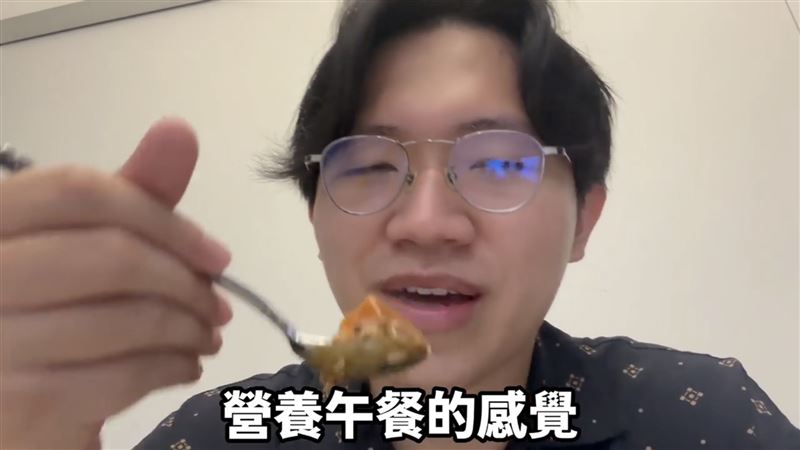 多米多羅試吃了蔡阿嘎的「日式蜜蘋果咖哩雞飯」,指出味道雖不差但更偏向「營養午餐」風格。(圖/翻攝自多米多羅YouTube)