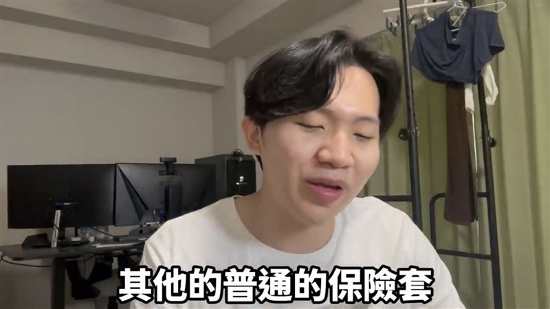 多米多羅實測館長的保險套後,表示微細紋路的實際體感與市售普通產品差異不大。(圖/翻攝自多米多羅YouTube)