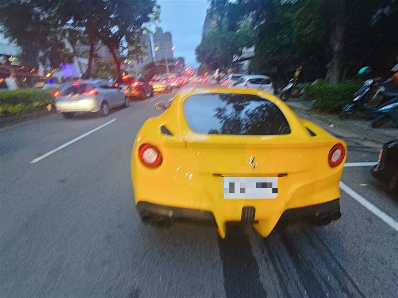 黃色法拉利跑車沿路連撞5輛汽機車。(圖/翻攝畫面)