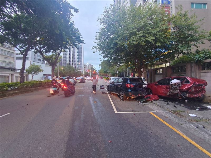 2輛機車、3輛自小客車遭受波及。(圖/翻攝畫面)