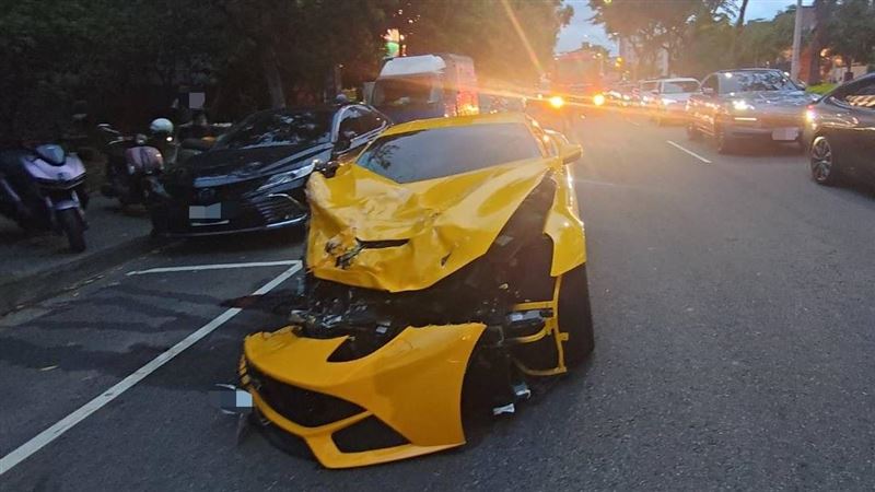 1300萬元法拉利撞爛5車!台中租車男慘了