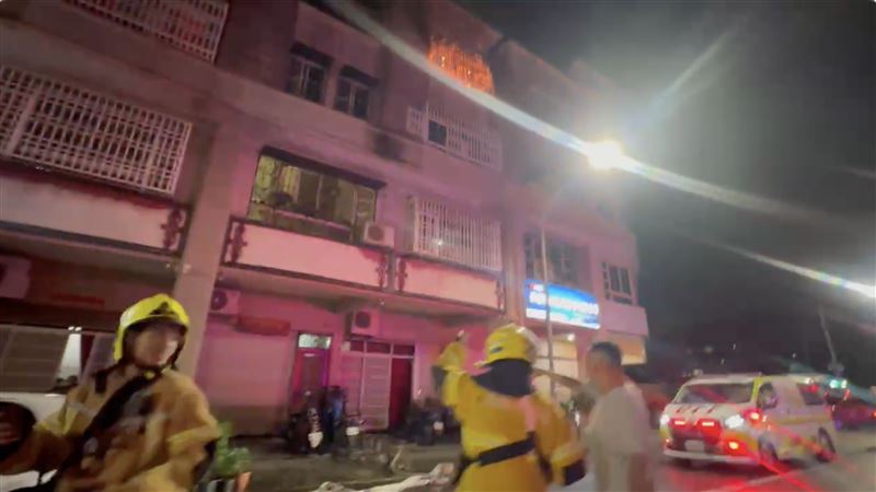 楠梓區秀群路某民宅發生火警,造成1死1傷。(圖/翻攝畫面)