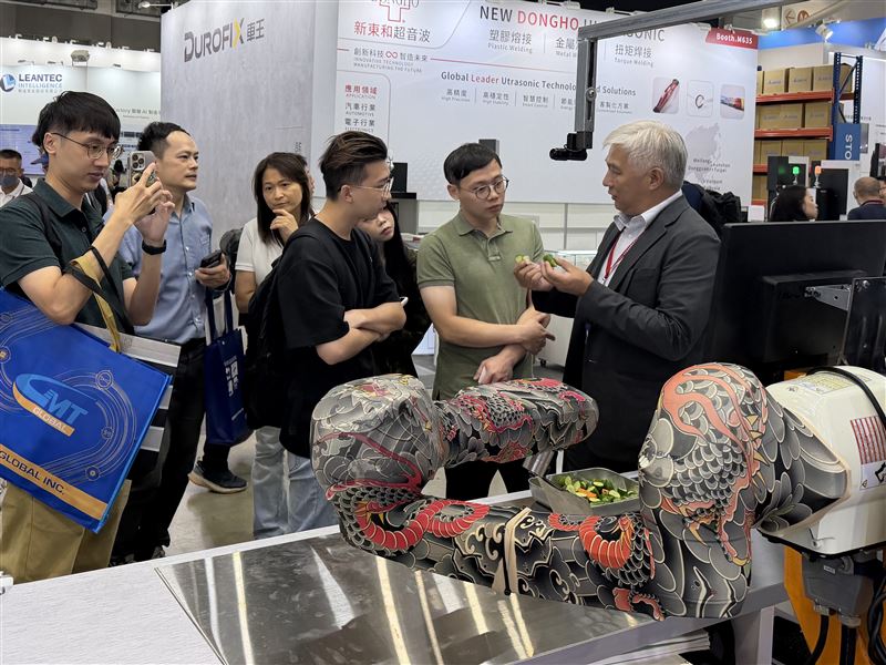 卡德爾推出的智慧主廚機器人現場展現鐵板燒料理廚藝。(圖/主辦單位提供)